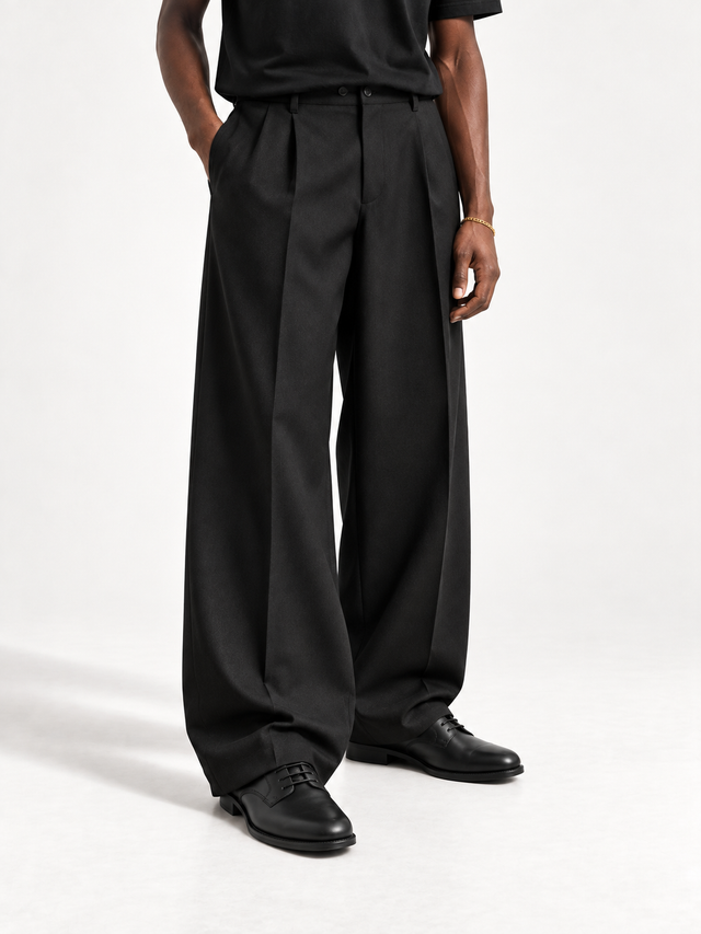 Le Legacy Derby porté avec un pantalon noir ample.