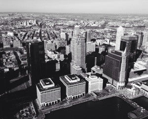 Vue aérienne en noir et blanc d’immeubles et d’un front d’eau.