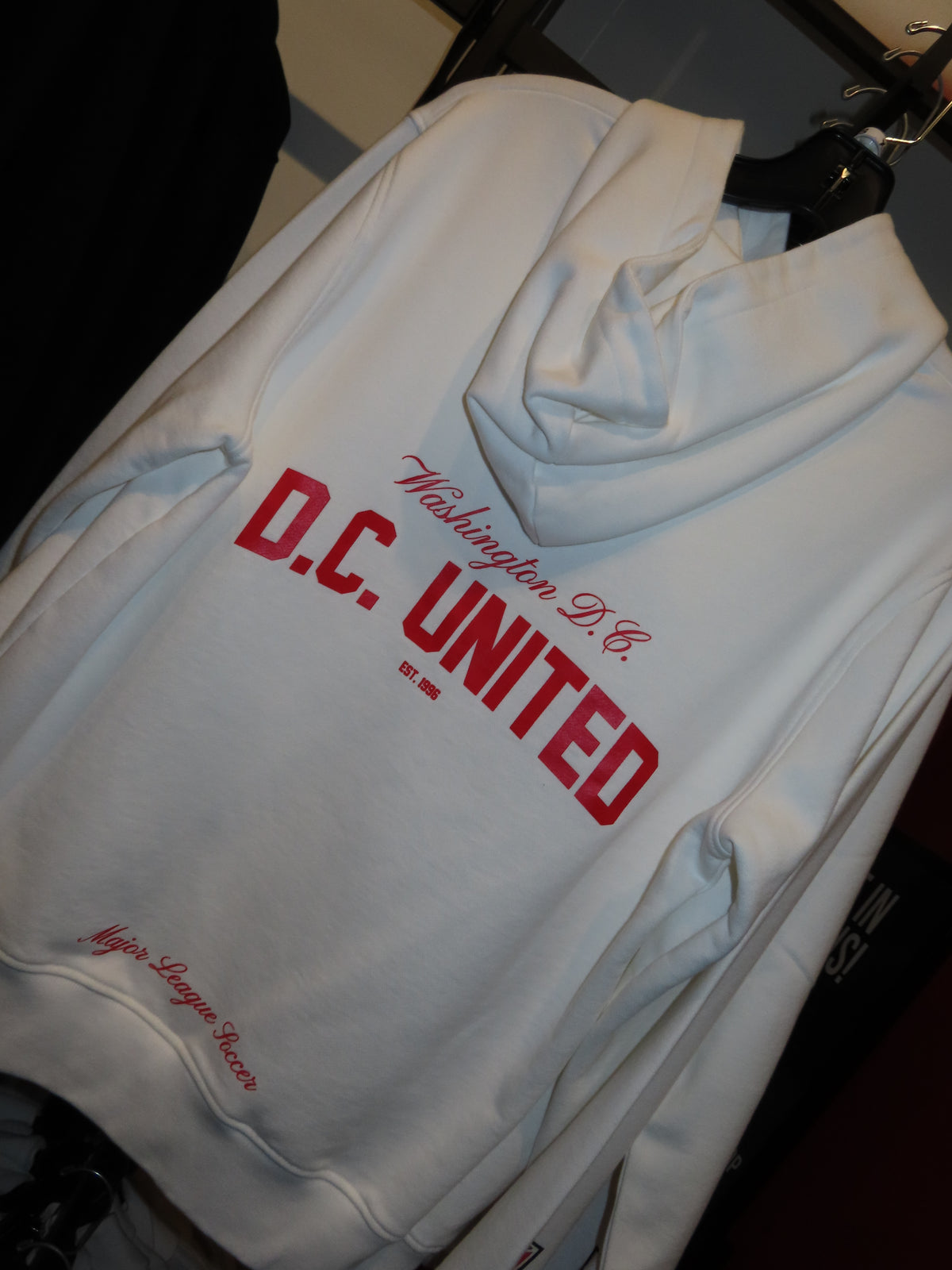 Sweat à capuche blanc D.C. United et lettrage Washington rouge.