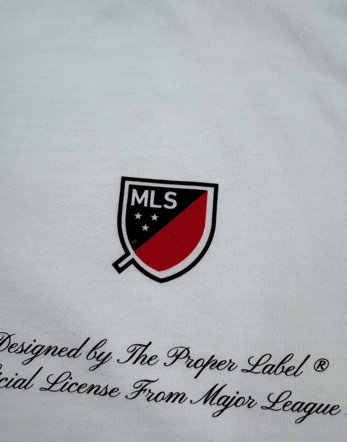 Écusson MLS et mention de licence The Proper Label imprimés sur coton.