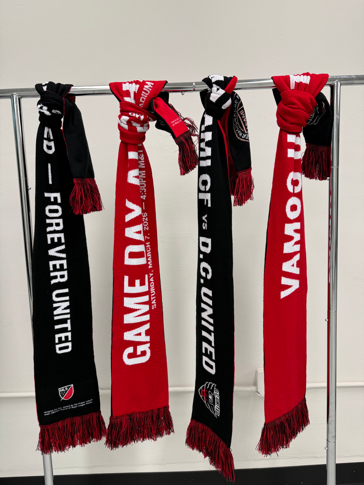 Écharpes D.C. United rouges et noires sur un portant.