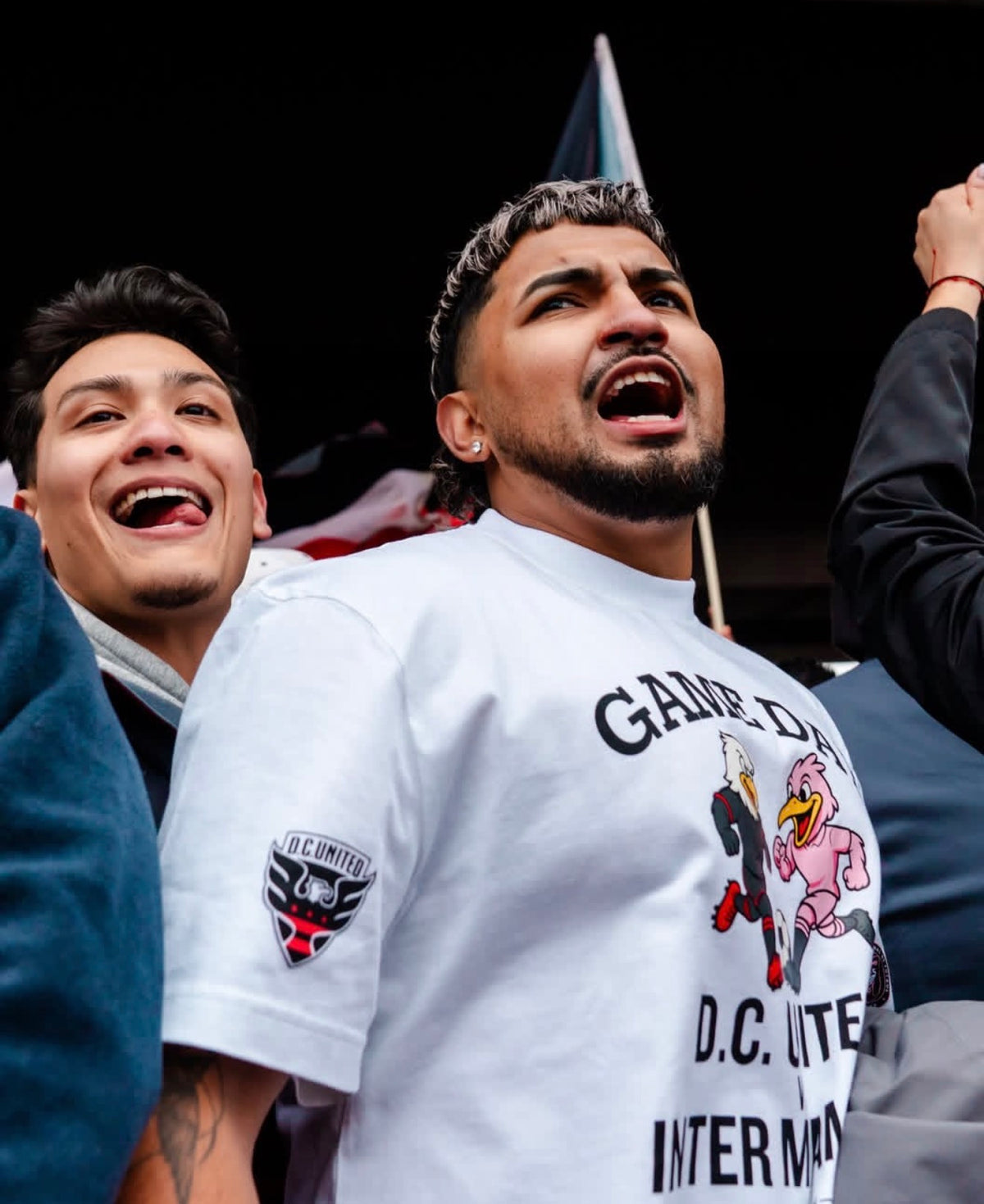 Un supporter portant le T-shirt Matchday D.C. United contre Inter Miami dans les tribunes.