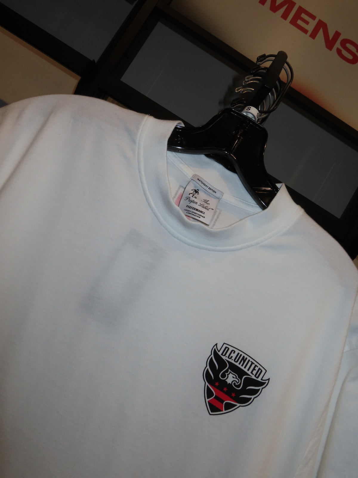 Écusson D.C. United et étiquette Matchday Edition sur un T-shirt blanc.