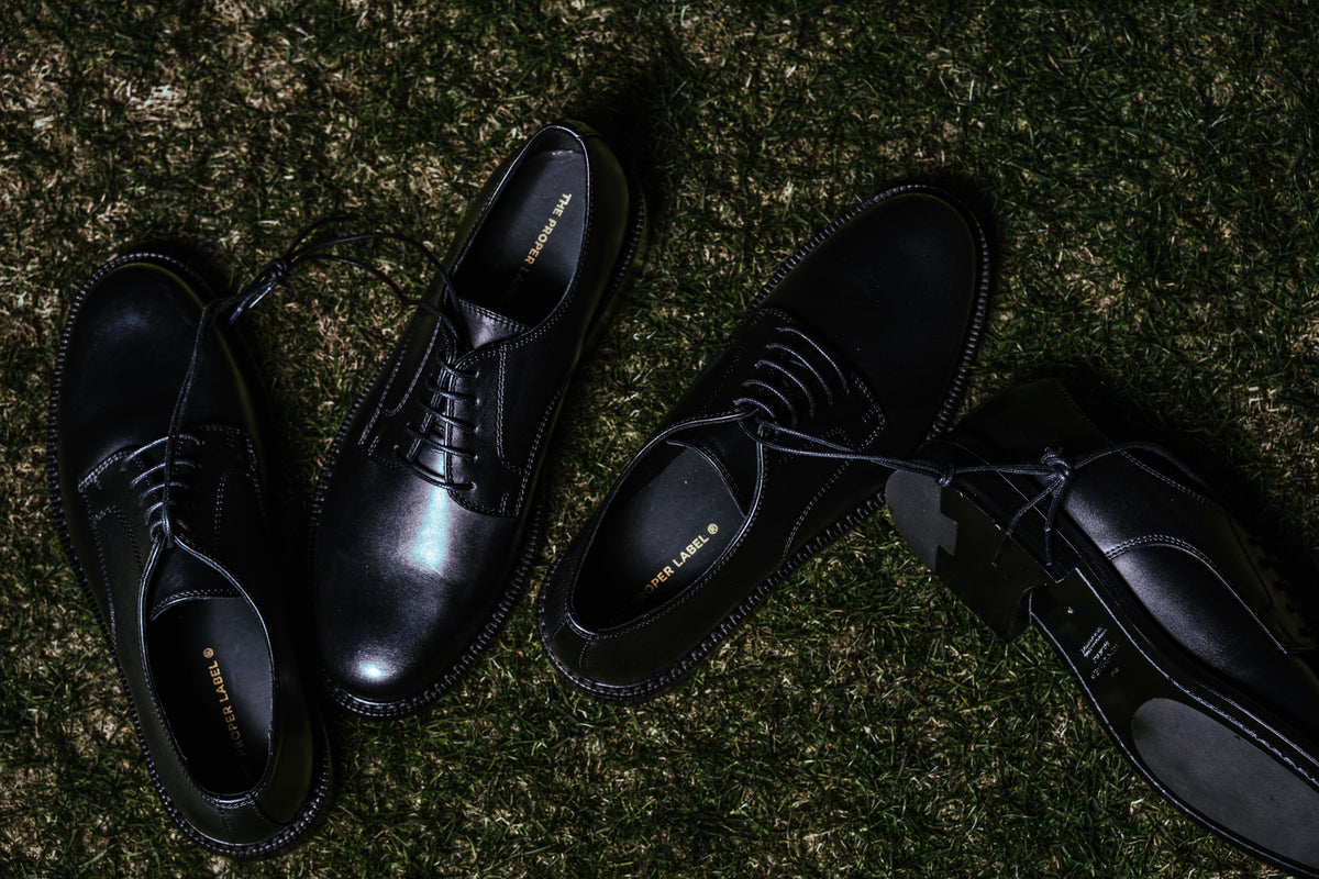 Souliers Legacy Derby photographiés sur le terrain de football.