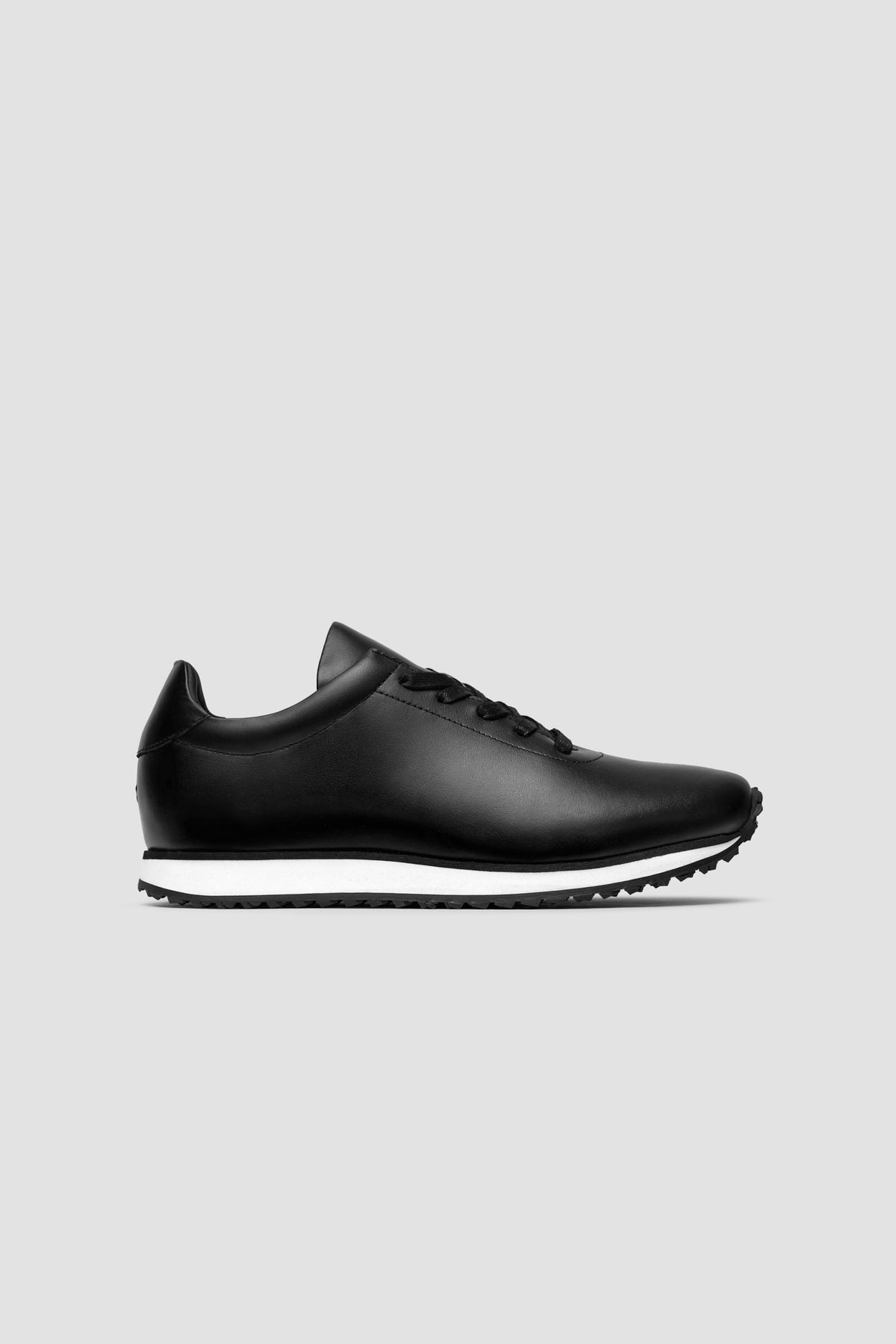 The Proper Runner — Black — studio view 01
