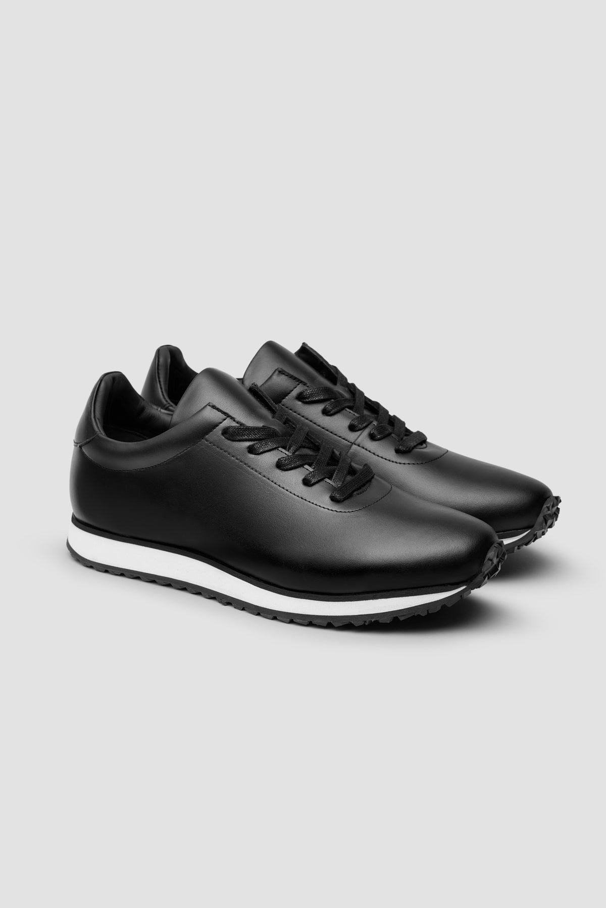 The Proper Runner — Black — studio view 02