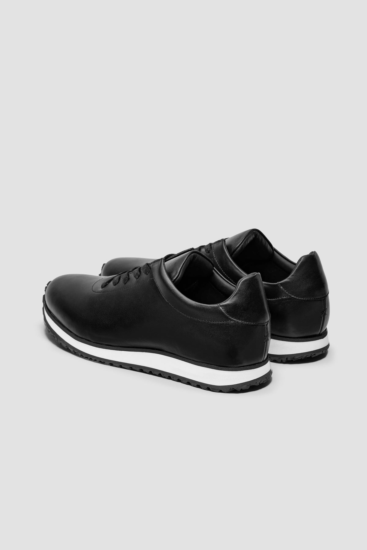 The Proper Runner — Black — studio view 03