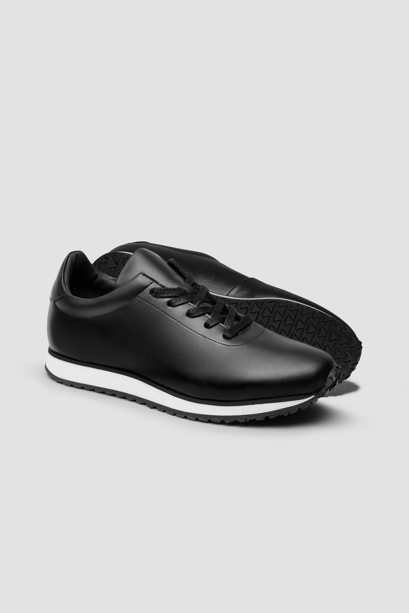The Proper Runner — Black — studio view 04