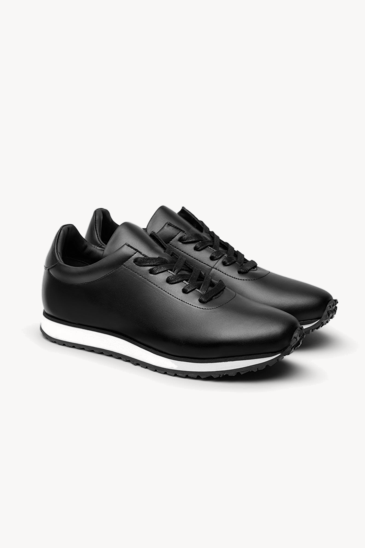 The Proper Runner — Black — studio view 02