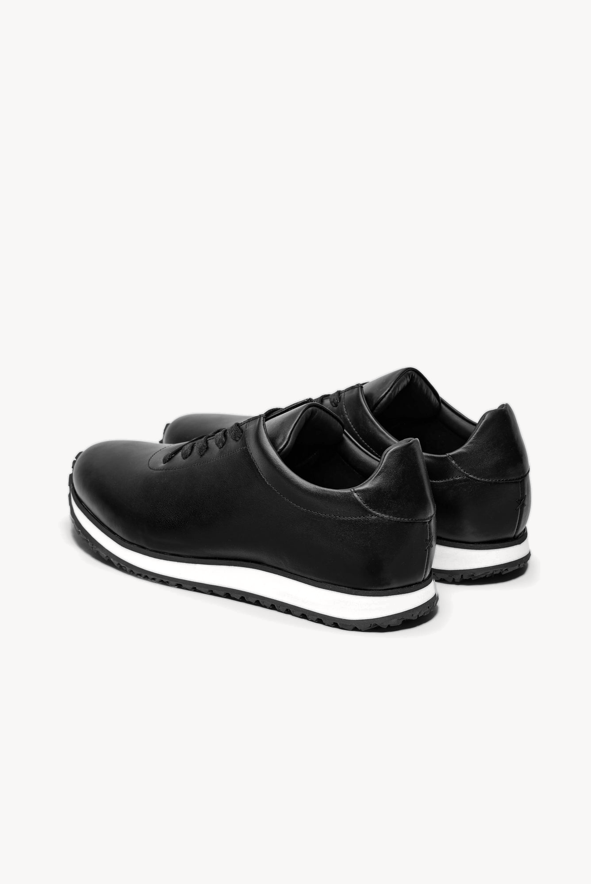 The Proper Runner — Black — studio view 03