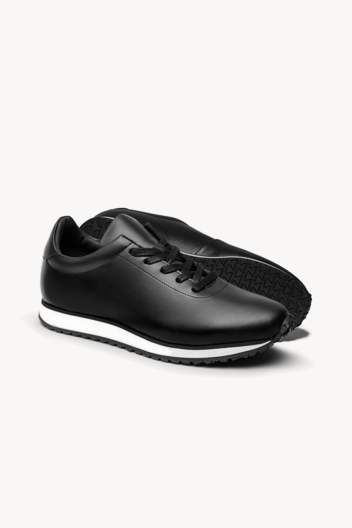 The Proper Runner — Black — studio view 04