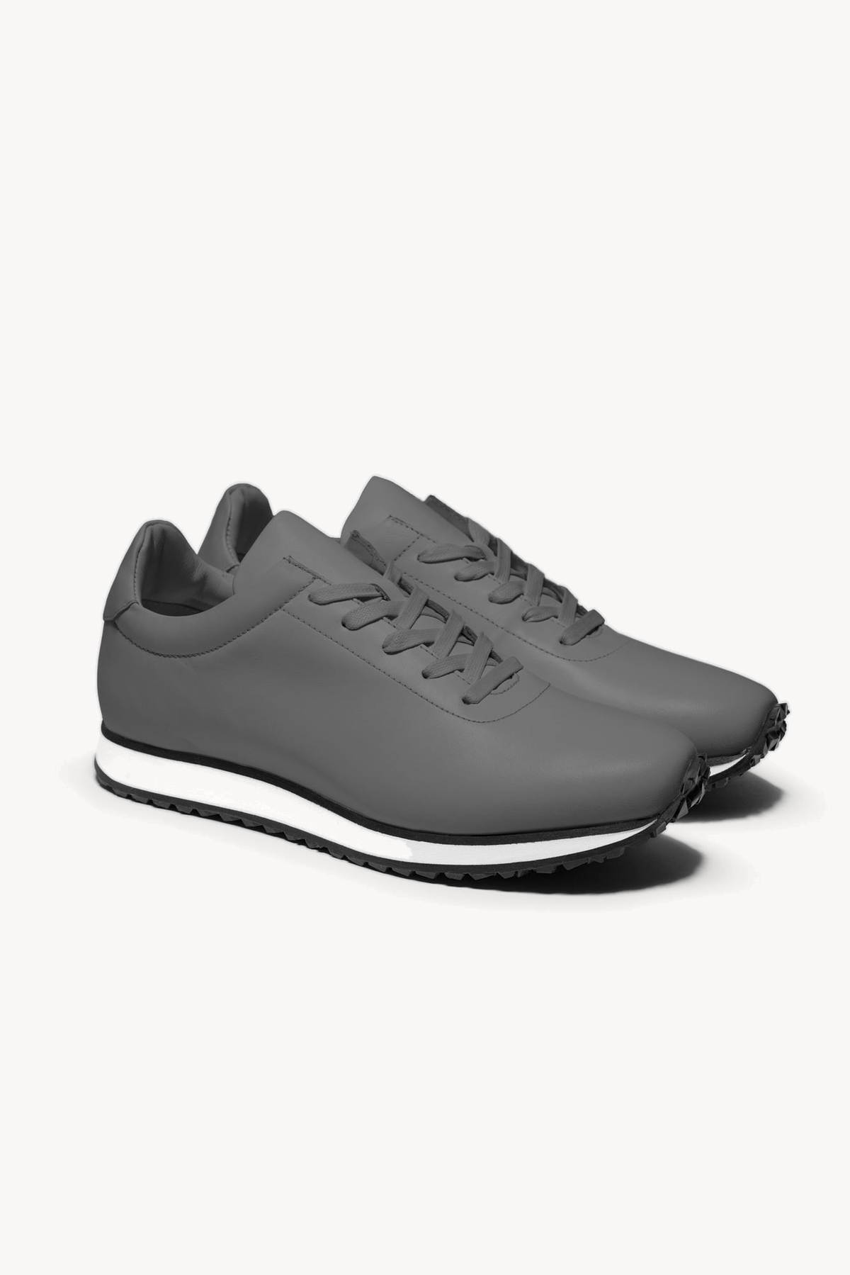 The Proper Runner — Grey — studio view 02