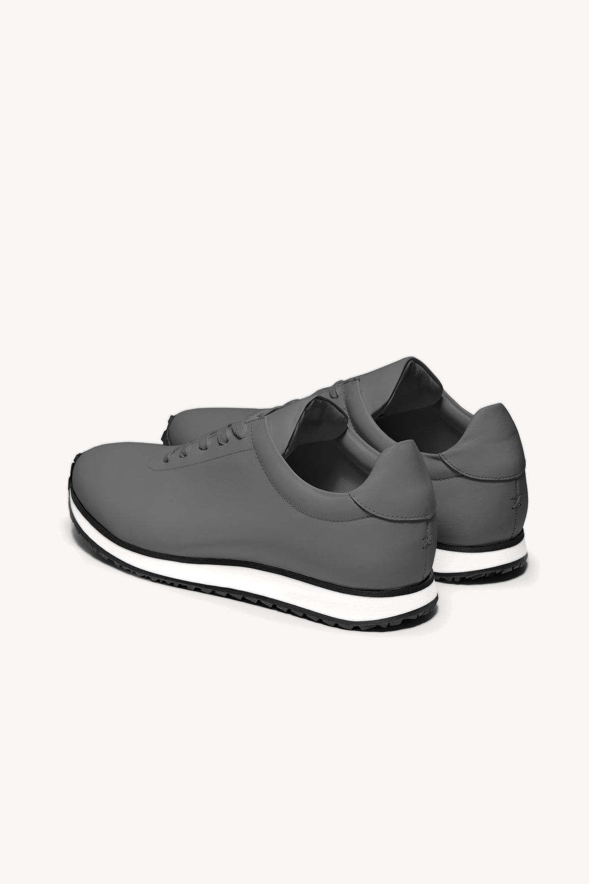 The Proper Runner — Grey — studio view 03