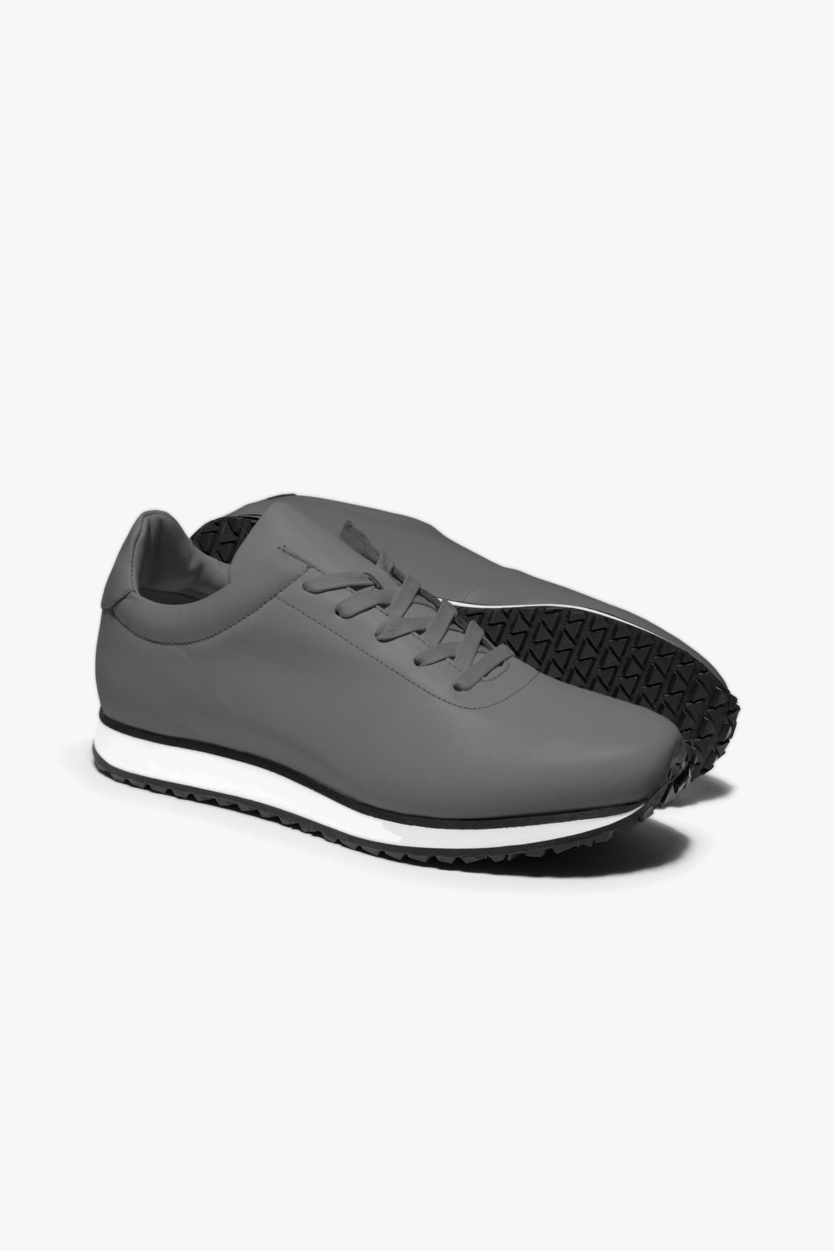 The Proper Runner — Grey — studio view 04