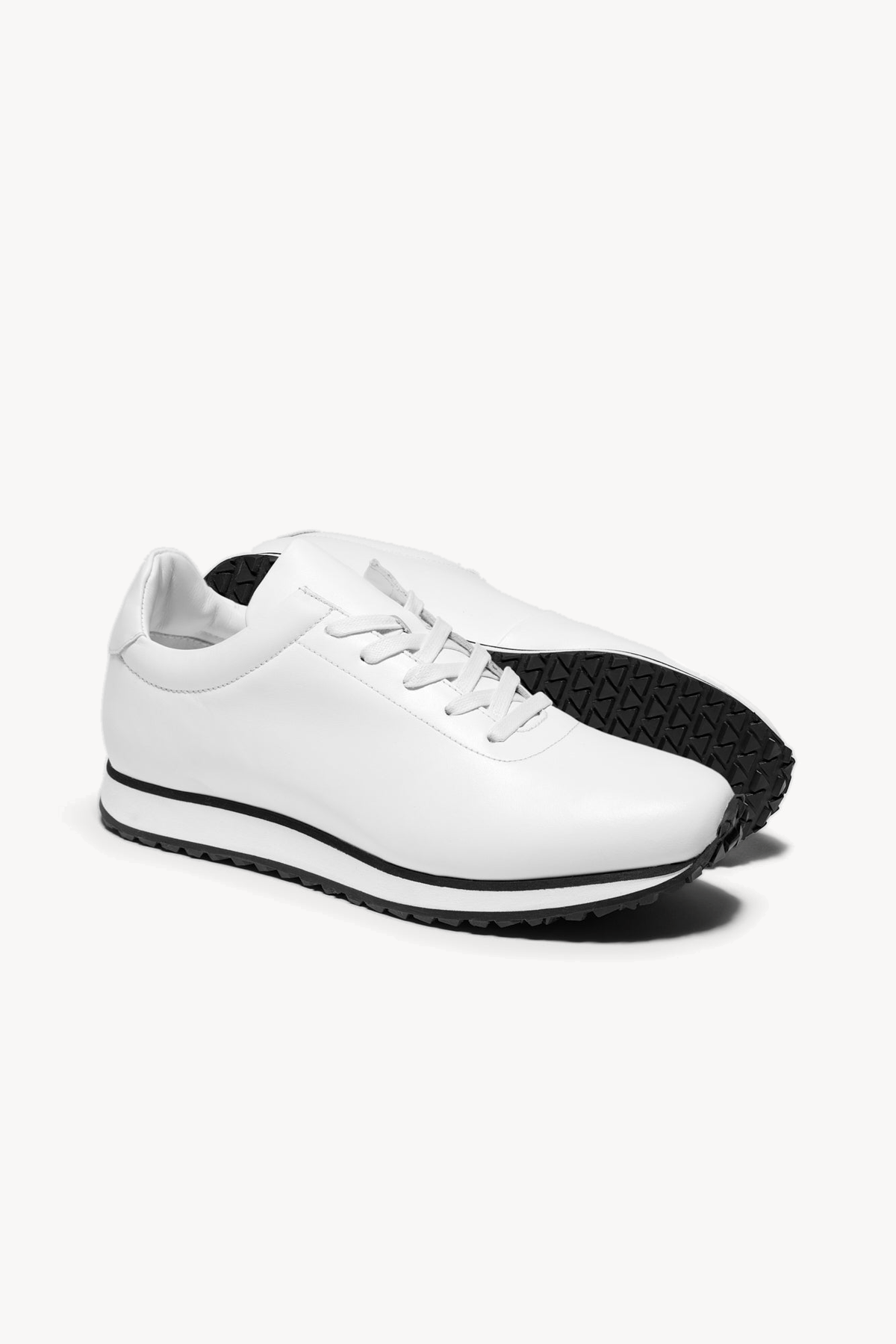 The Proper Runner — White — studio view 04
