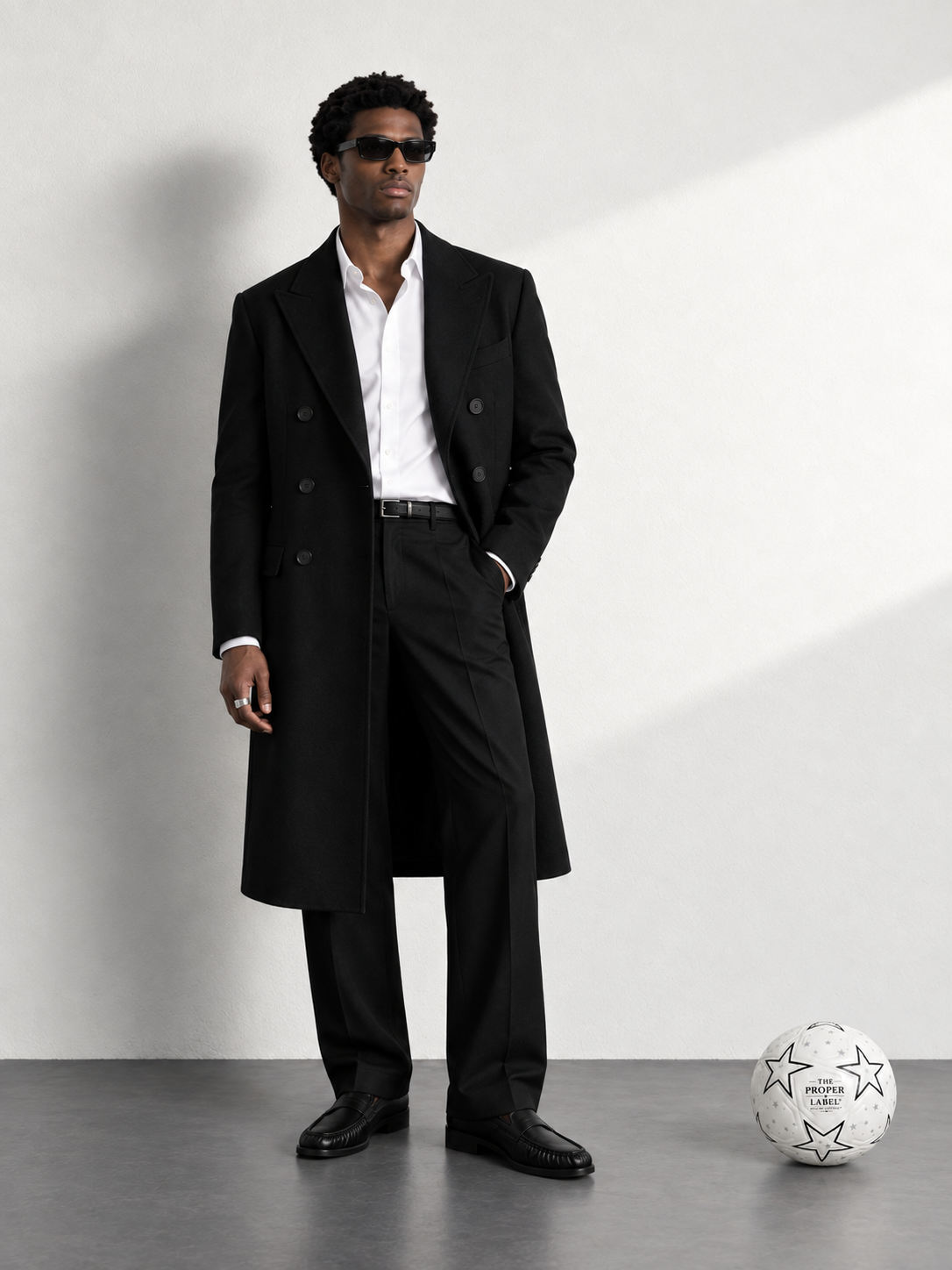 Maison de Sport : overcoat noir, chemise blanche, pantalon noir et Proper Mocassin.
