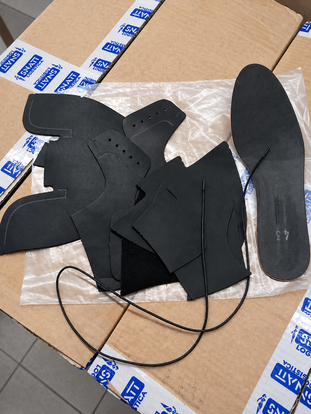 Les pièces de cuir découpées pour la Legacy Derby.