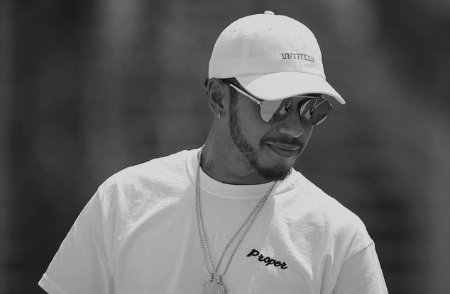 Lewis Hamilton — Lewis Hamilton porte le Classic Proper Signature Tee.