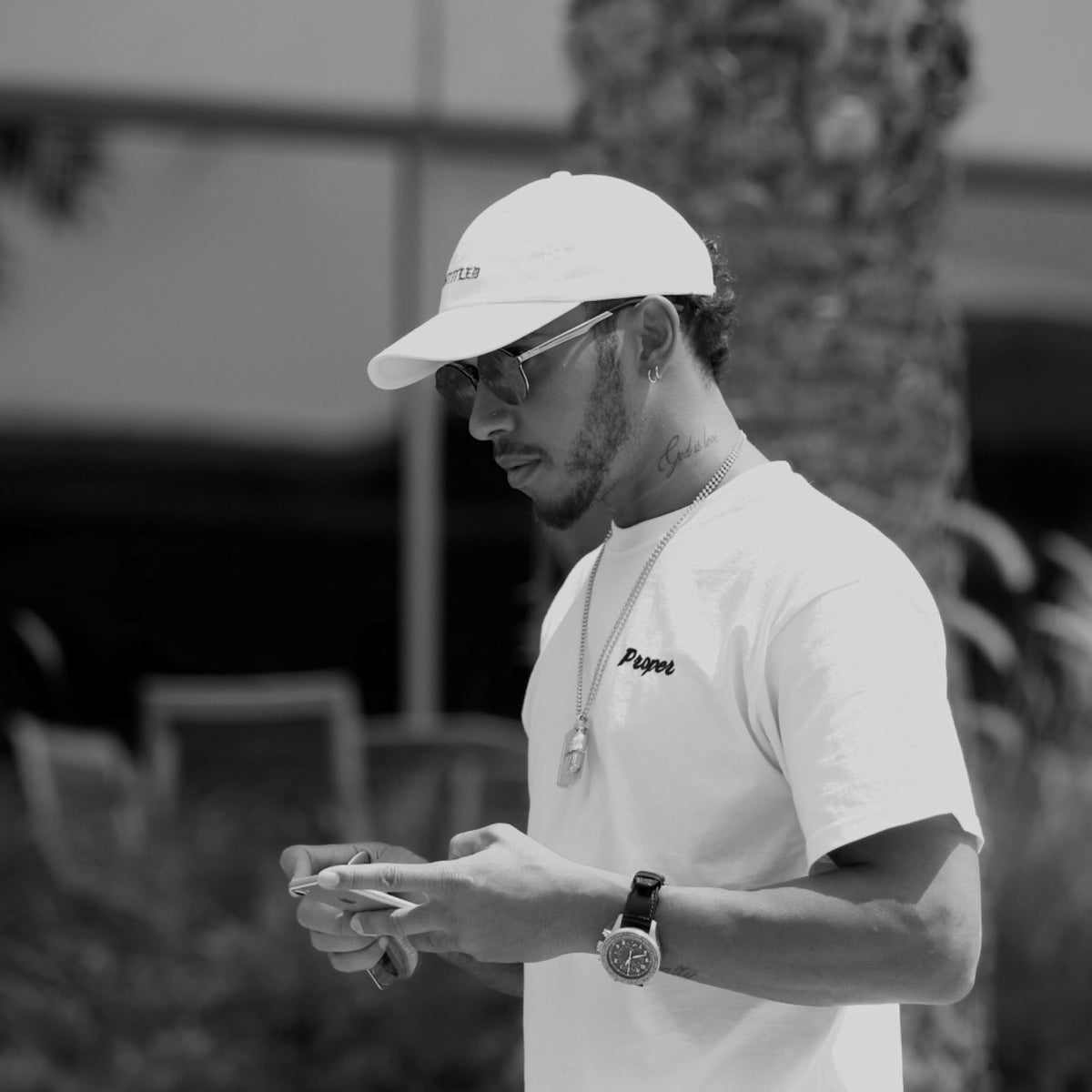 Lewis Hamilton — Lewis Hamilton porte le Classic Proper Signature Tee.