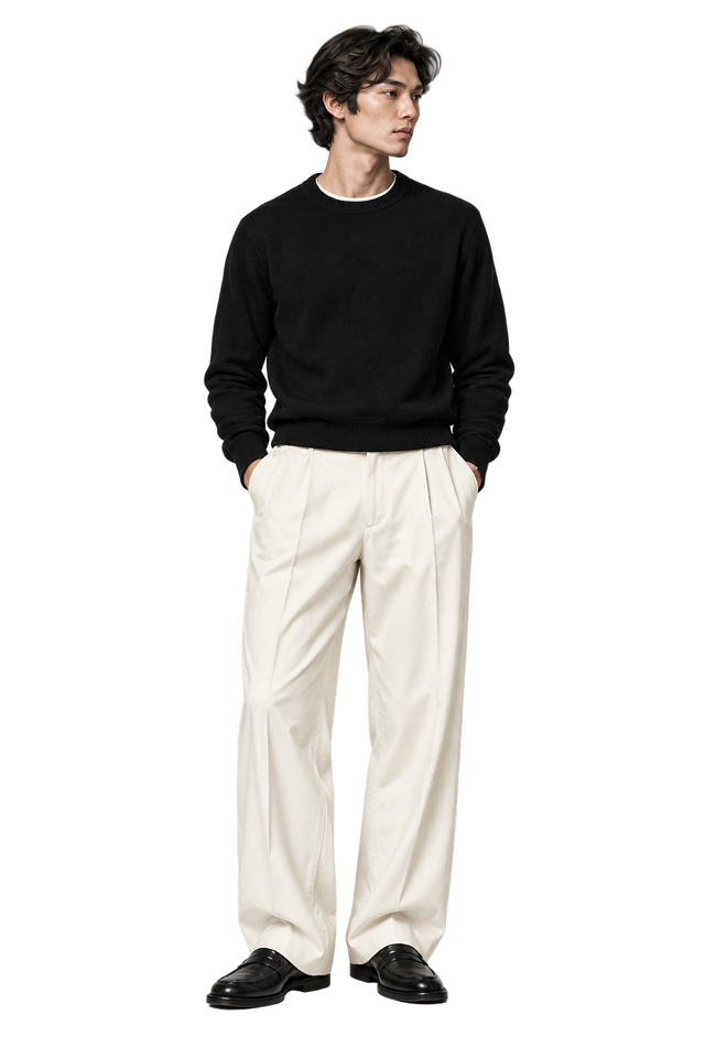 Silhouette en maille noire, pantalon ivoire et mocassins noirs.