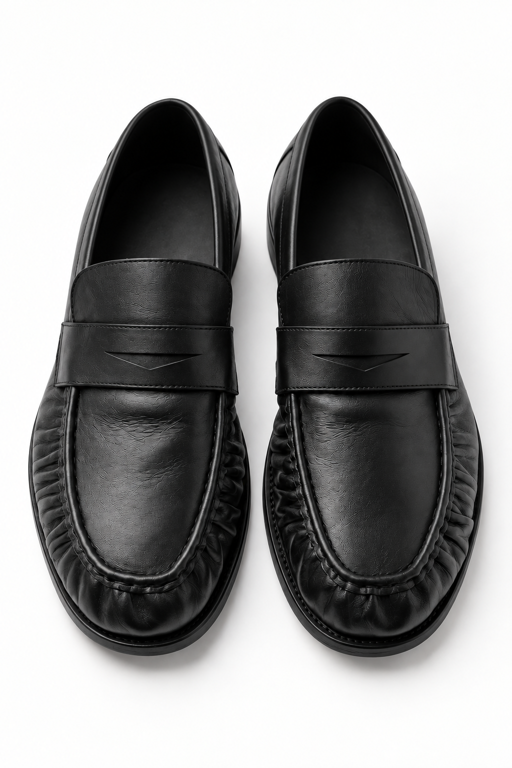 Le Proper Mocassin Noir Obsidienne, la paire de face avec les pattes et les coutures des plateaux froncés visibles.