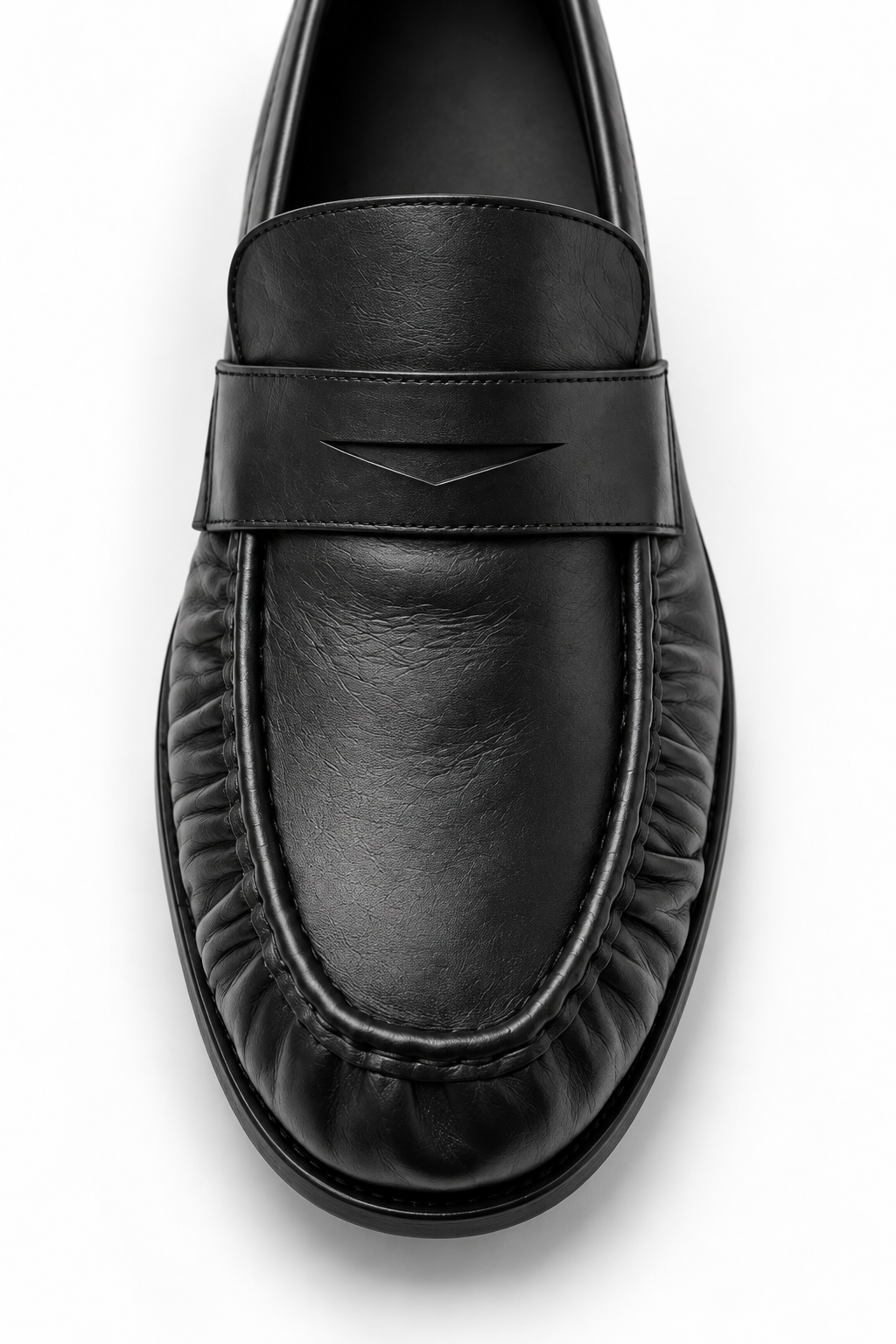 Un Proper Mocassin Noir Obsidienne vu de dessus, avec la patte découpée en V et les coutures des deux côtés du plateau.