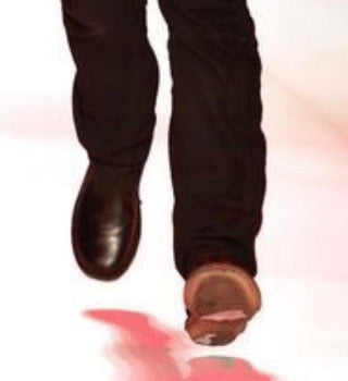 Recadrage des chaussures et du bas du pantalon, extrait de la photographie du défilé.