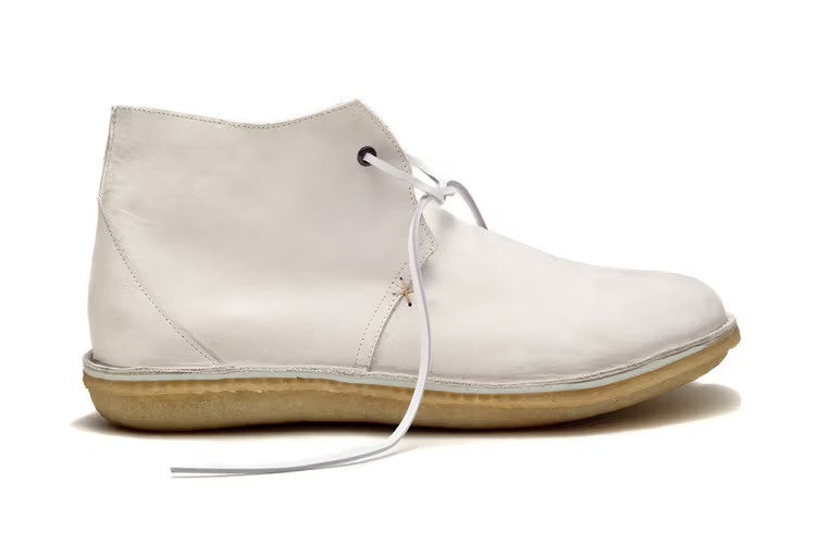 The Saturday Afternoon Man Shoe en cuir crème, vue de profil avec sa semelle en crêpe et ses lacets clairs.