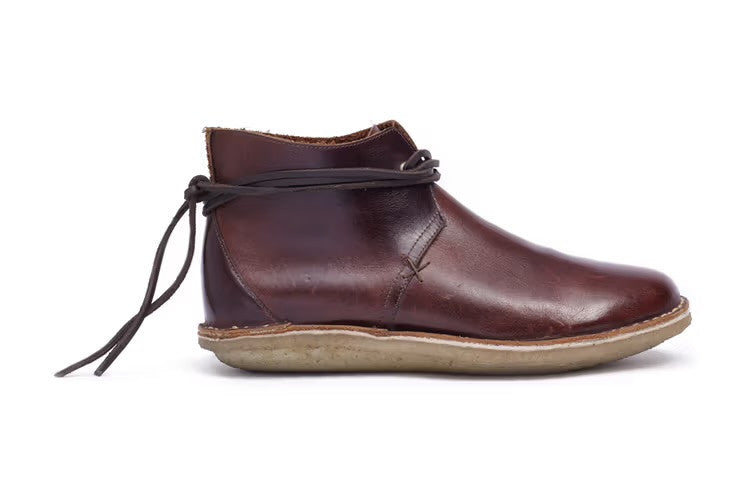 The Saturday Afternoon Man Shoe en cuir bordeaux, vue de profil avec ses lacets foncés et sa semelle en crêpe.